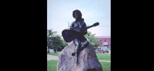 Dolly Statue 
