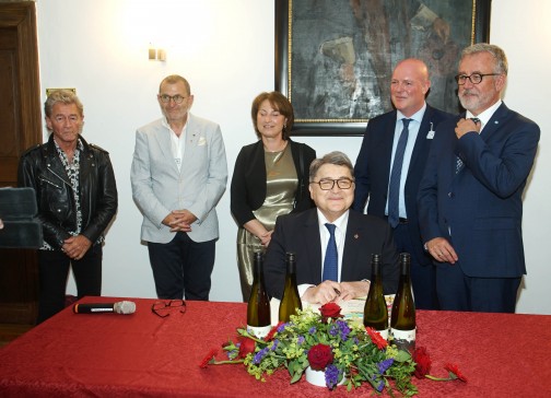 Rumäniens Außenminister Emil Hurezeanu trägt sich ins Goldene Buch ein